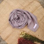 6 manières branchées de porter un foulard en soie