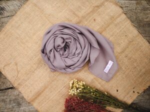 6 manières branchées de porter un foulard en soie