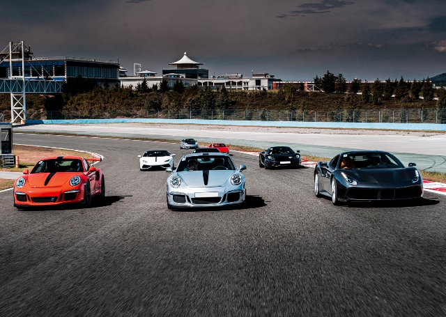 Quelques produits dérivés de la collection Porsche Martini Racing