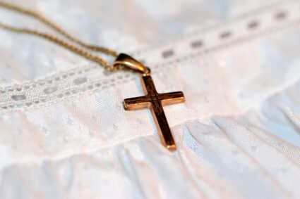 L’or au service de la foi : médaille miraculeuse et croix Huguenote