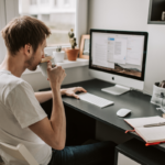 Homme en télétravail