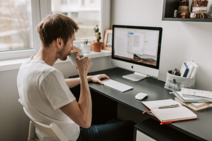 Homme en télétravail