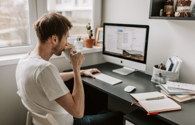 Homme en télétravail